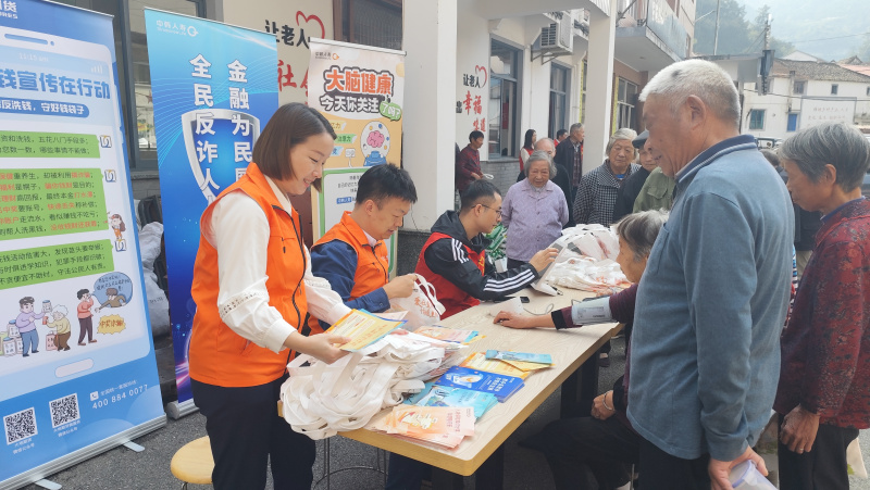 1728981312686664vwWa.jpg 大地期貨聯(lián)合中韓人壽走進愛心食堂.jpg